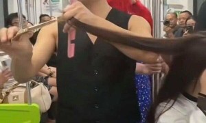 為吸粉引流，理發(fā)師在地鐵車廂里“擺拍”為女子理發(fā)，警方通報(bào)